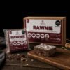 RAWnie hero — brownie crudo de cacao Brownie raw RAWnie de Parvati sobre fondo oscuro, ángulo hero