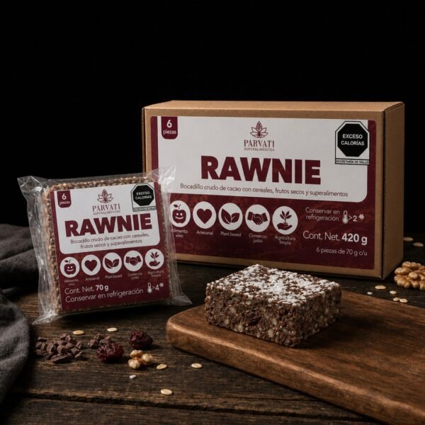 RAWnie hero — brownie crudo de cacao Brownie raw RAWnie de Parvati sobre fondo oscuro, ángulo hero