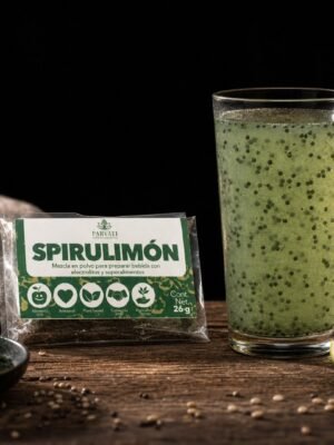 Spirulimón Parvati — limonada con espirulina para deportistas Spirulimón de Parvati sobre fondo negro, vista hero del producto