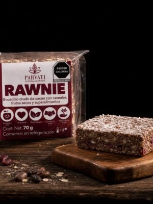 RAWnie Parvati — brownie raw vegano artesanal Brownie raw RAWnie de Parvati sobre fondo negro, vista cercana