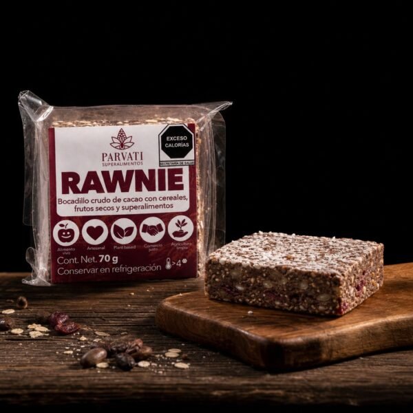 Brownie raw RAWnie de Parvati sobre fondo negro, vista cercana