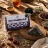 Nutriángulo de Parvati estilizado sobre tabla de madera