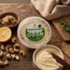 Quesoavecito sobre mesa de madera — queso plant-based Quesoavecito de Parvati estilizado sobre tabla de madera