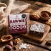 RAWnie sobre mesa de madera — snack raw mexicano RAWnie de Parvati estilizado sobre mesa de madera con luz natural
