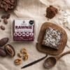 RAWnie flatlay con ingredientes naturales Flatlay aéreo de RAWnie de Parvati rodeado de cacao, dátil y nueces