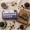 Flatlay aéreo de Nutriángulo con semillas, nueces y frutos secos