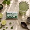 Flatlay aéreo de Spirulimón con limones y polvo de espirulina