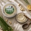 Quesoavecito flatlay con pan y acompañamientos Flatlay aéreo de Quesoavecito con pan y acompañamientos naturales