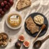 Tofufort flatlay con ingredientes frescos Flatlay aéreo de Tofufort con verduras frescas y especias
