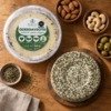 Quesoavecito - mesa madera Quesoavecito de Parvati Superalimentos, sobre mesa de madera