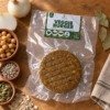 Veggie Burger - mesa madera Veggie Burger de Parvati Superalimentos, sobre mesa de madera